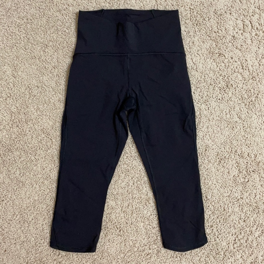 black lululemon crop leggings